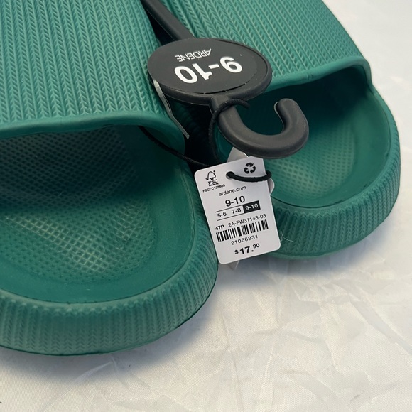 NWT. Ardene size 9/10 cloud slides - Picture 2 of 5